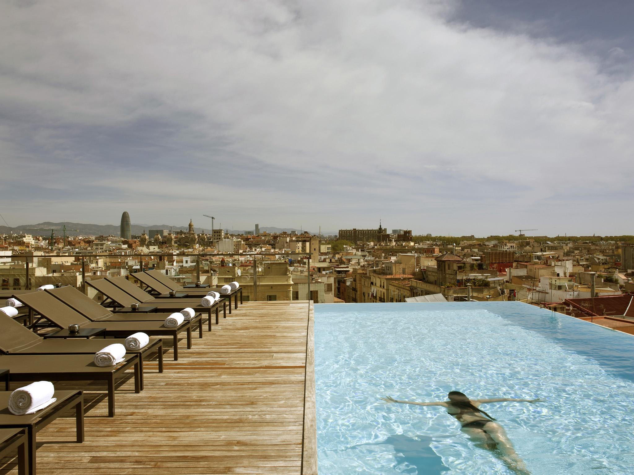 Grand Hotel Central, Small Luxury Hotels Барселона Екстериор снимка Rooftop pool at Hotel W Barcelona