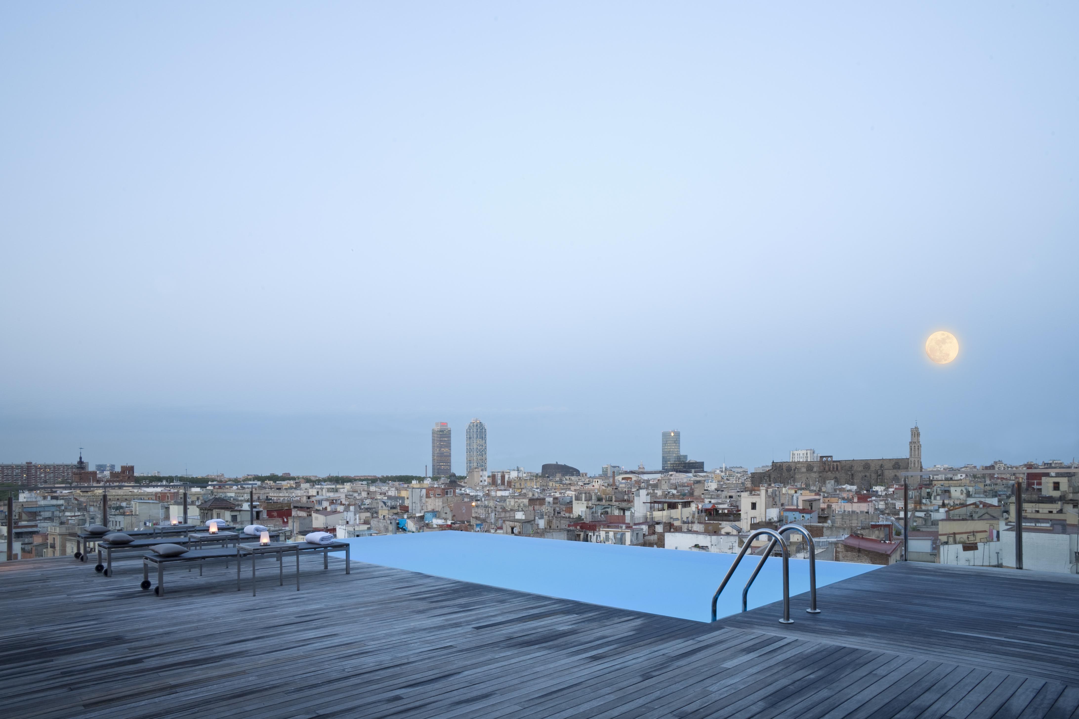 Grand Hotel Central, Small Luxury Hotels Барселона Екстериор снимка Rooftop pool at Hotel W Barcelona