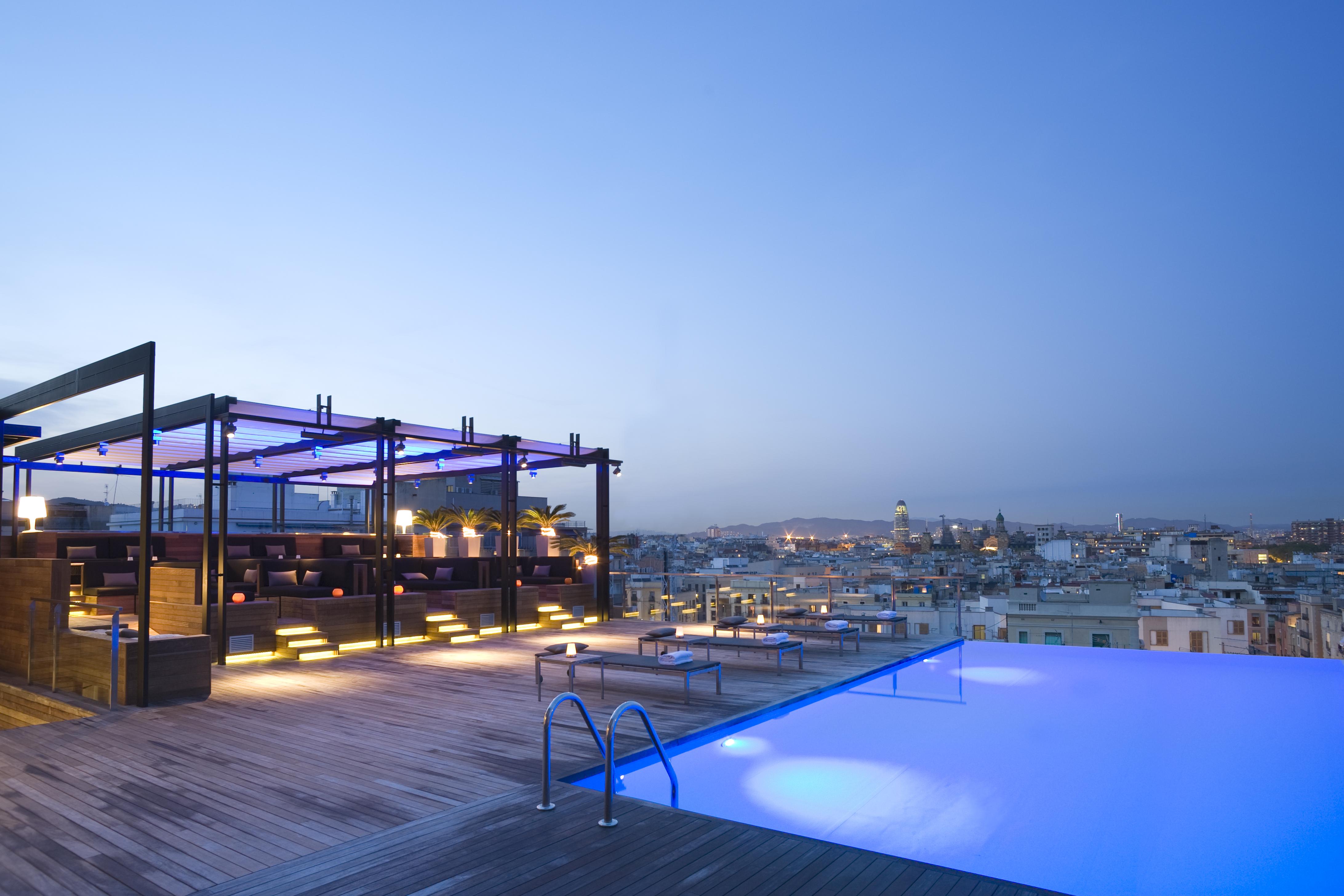 Grand Hotel Central, Small Luxury Hotels Барселона Екстериор снимка The rooftop pool at the hotel