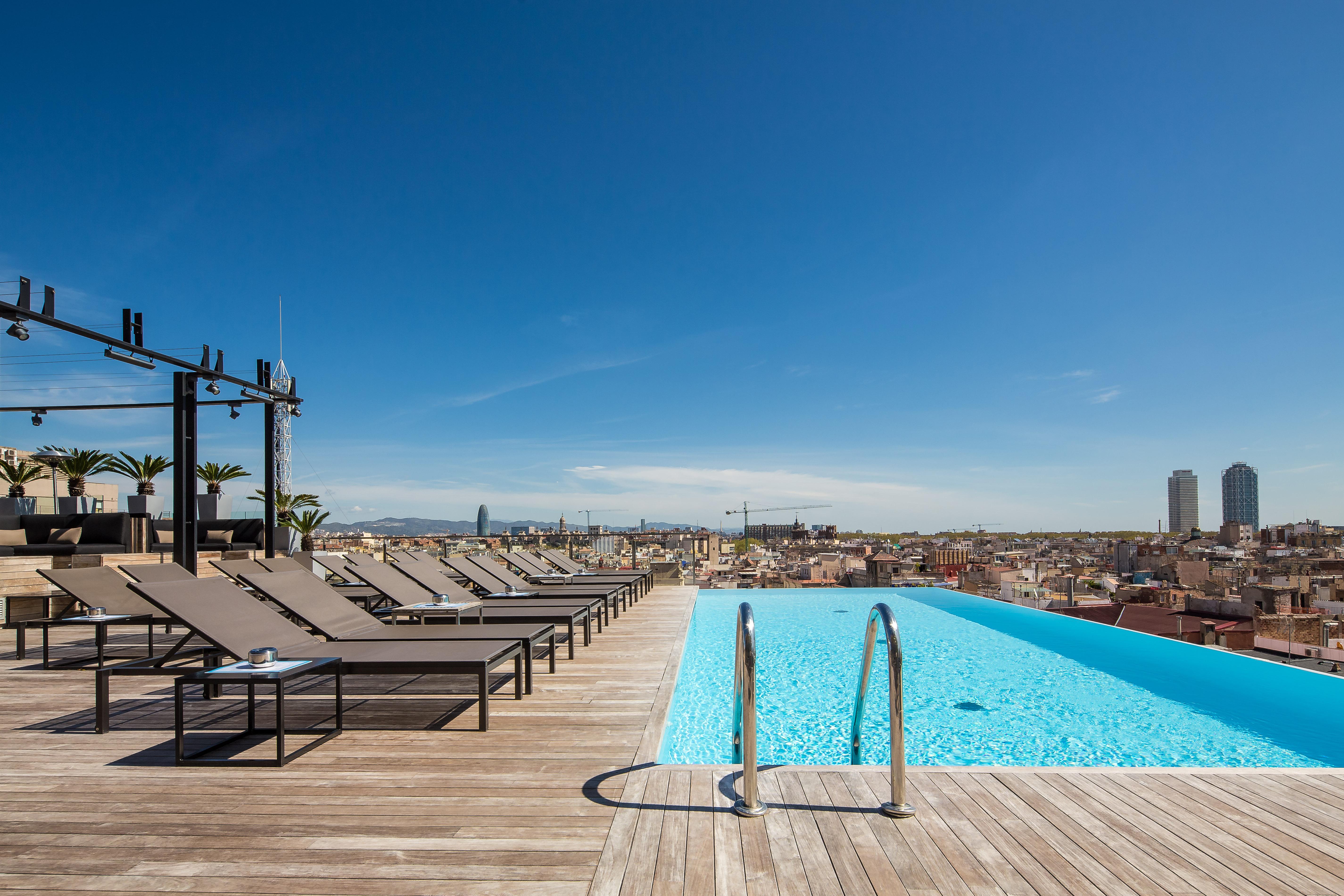 Grand Hotel Central, Small Luxury Hotels Барселона Екстериор снимка Rooftop pool at Hotel W Barcelona