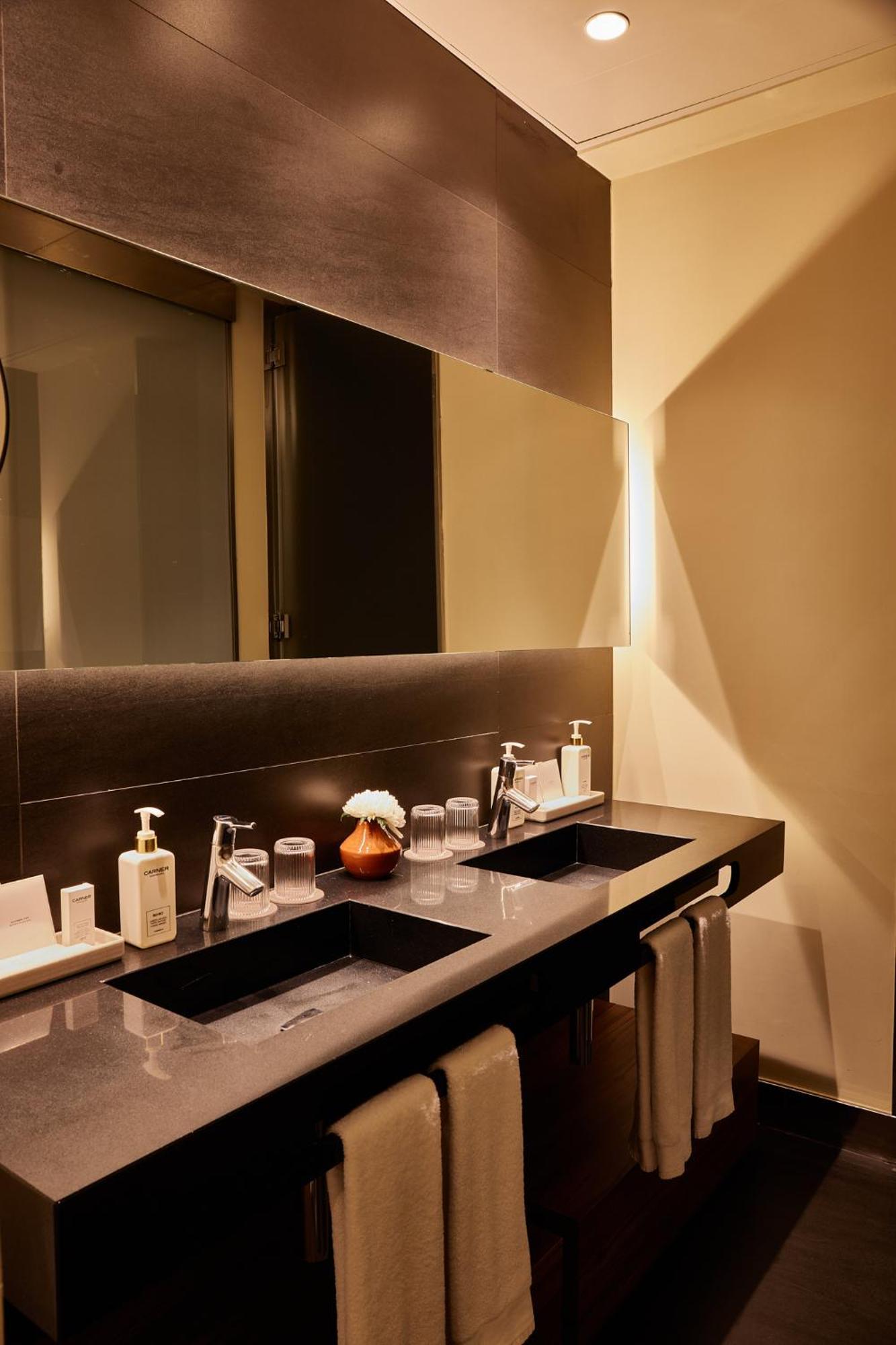 Grand Hotel Central, Small Luxury Hotels Барселона Екстериор снимка Bathroom at the Ritz-Carlton, Osaka