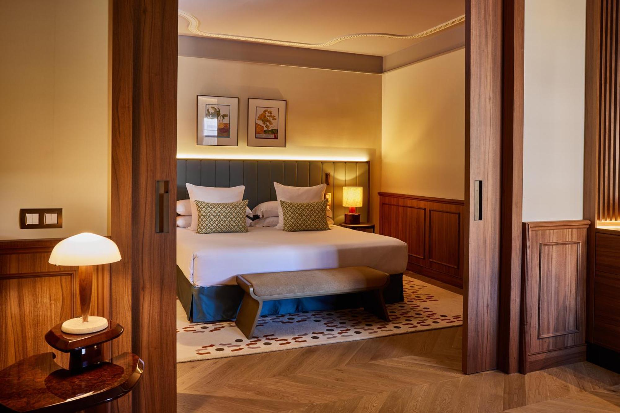 Grand Hotel Central, Small Luxury Hotels Барселона Екстериор снимка A bedroom at the hotel